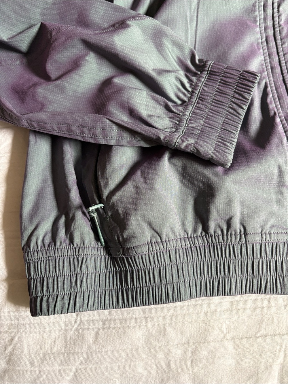 NWT Lululemon Women’s Color Shifting Lightweight Full-Zip Jacket Sz 4 - Picture 3 of 5
